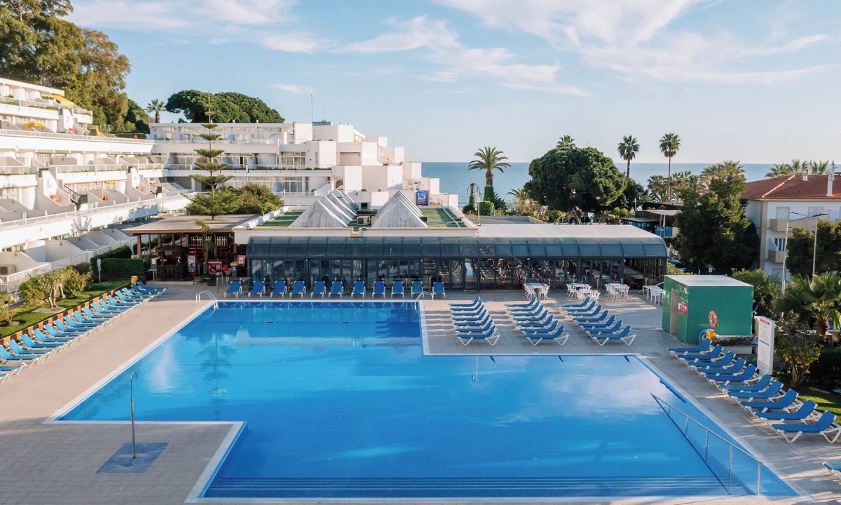 Oura Hotel | 1BR Apartment w/Kitchenette Steps from Praia da Oura - Pakring | 3 Units