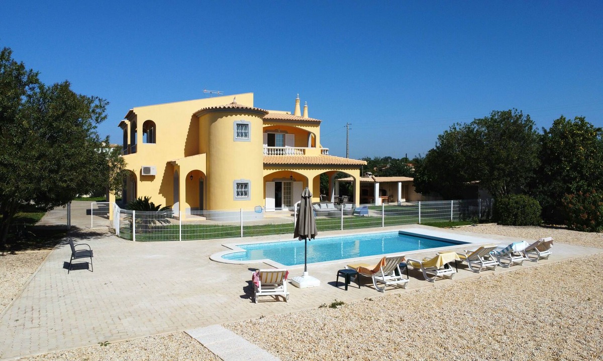 Olhao House | 4 bedroom villa with private pool, 5 min from the beach, Wifi included