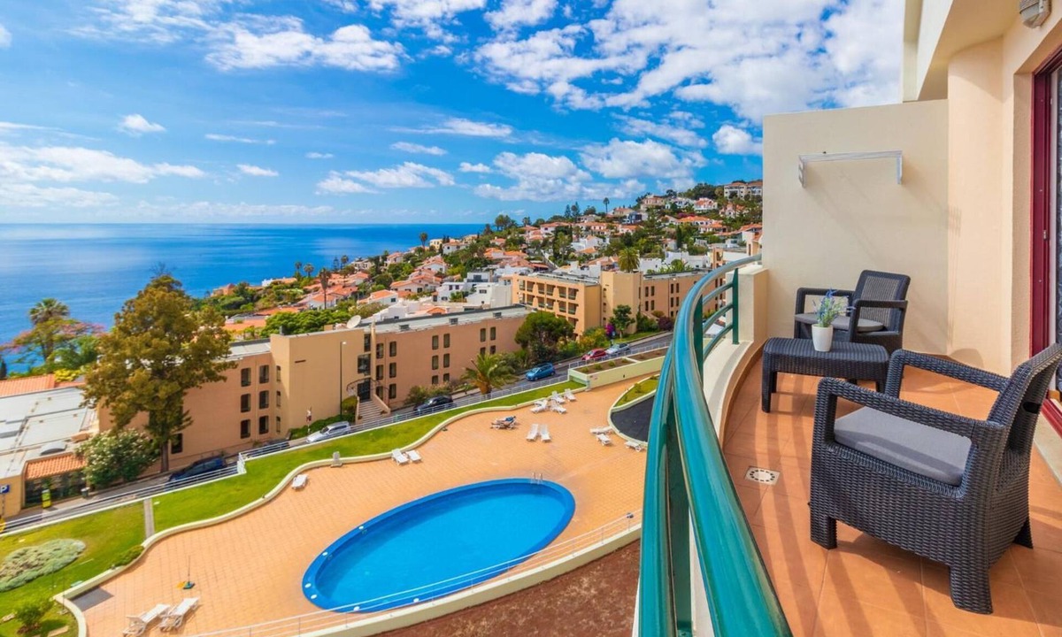 Garajau Apartment | Apartment 'Calandiva' with Sea View, Shared Pool and Wi-Fi