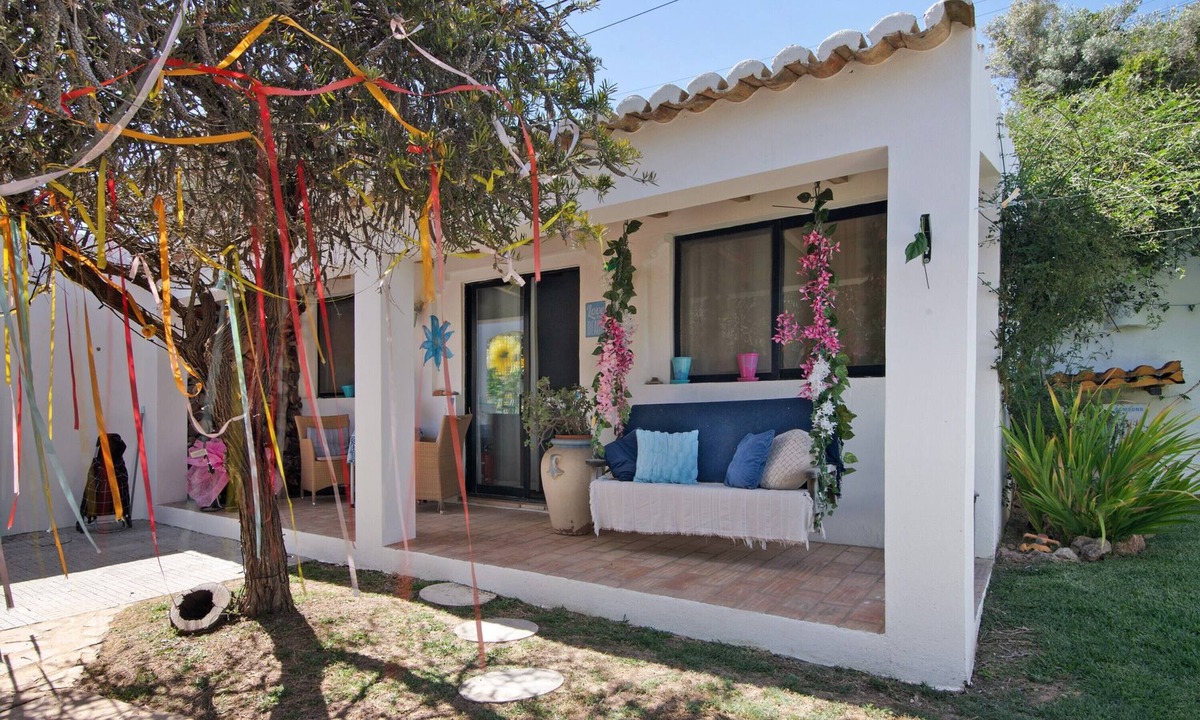 Loule Apartment | Apartment 'Casa De Mondo - Blue Room' with Shared Pool, Wi-Fi and Air Conditioning