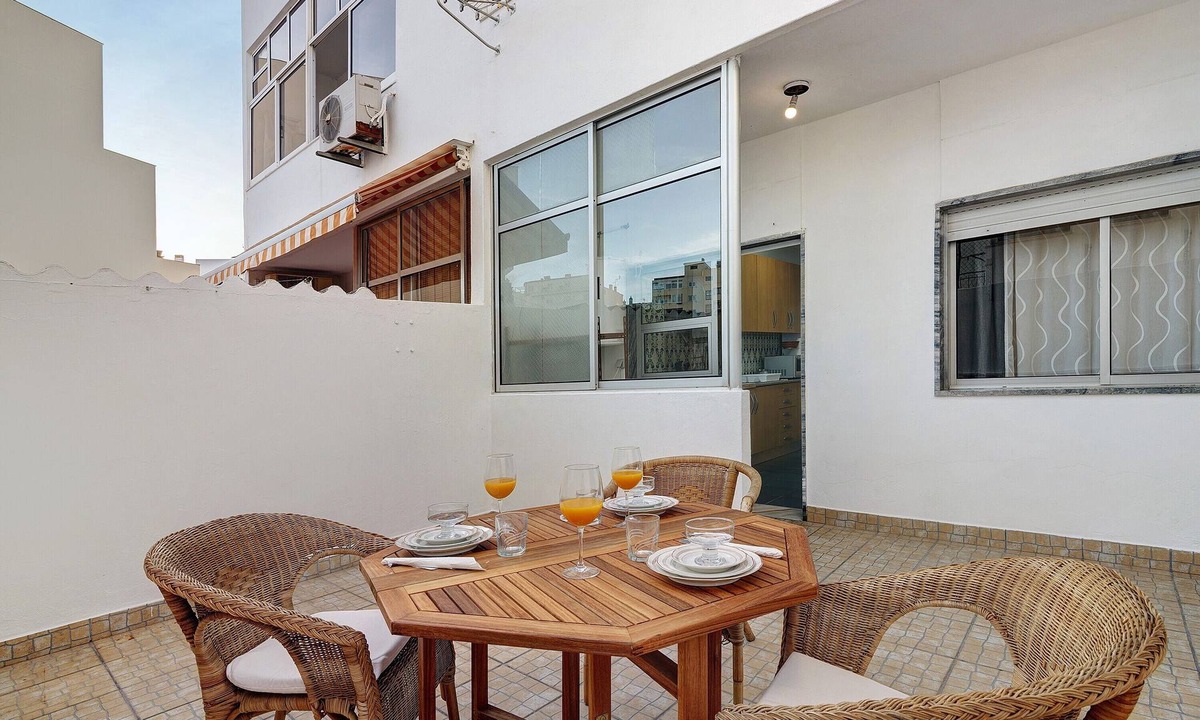 Faro City Centre Apartment | Apartment 'Happy House Central' with Private Terrace, Balcony and Wi-Fi