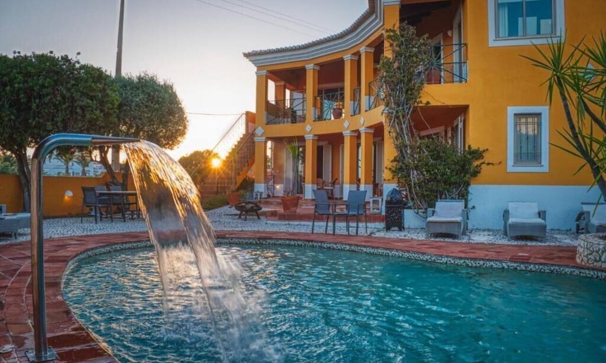 Calicas Apartment | Apartment Sleeps 2 with Pool and Garden