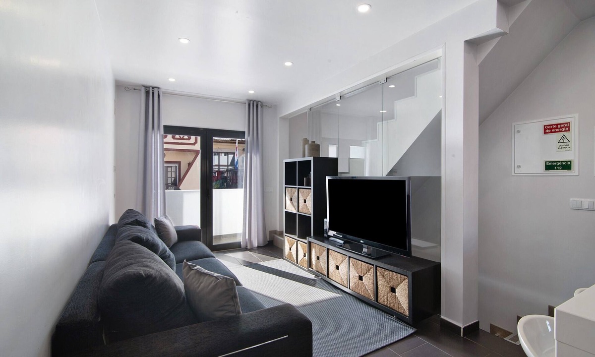Alvor House | Be Glow Home with Terrace, Balcony & Wi-Fi
