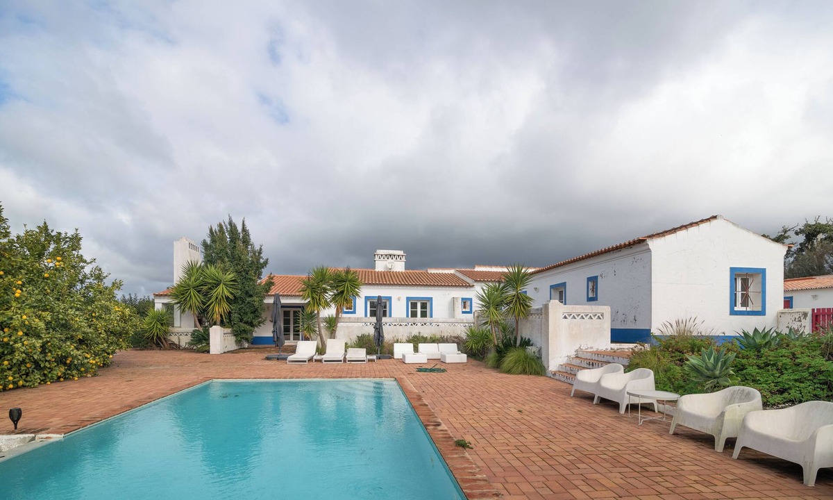 Santiago do Cacem House | Beautiful hilltop 4BR, 3BA, pool & country house near to Porto Covo
