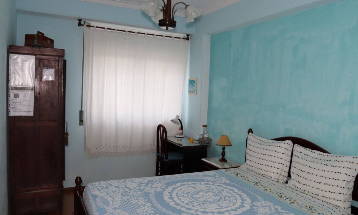 Apelacao Condo | Blue room near Lisbon airport and Oriente train station.