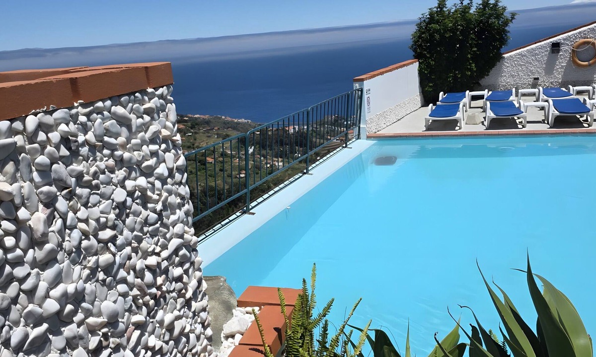 Canico Apartment | Bungalow 'Private House Ocean View - 3' with Shared Pool, Garden and Wi-Fi
