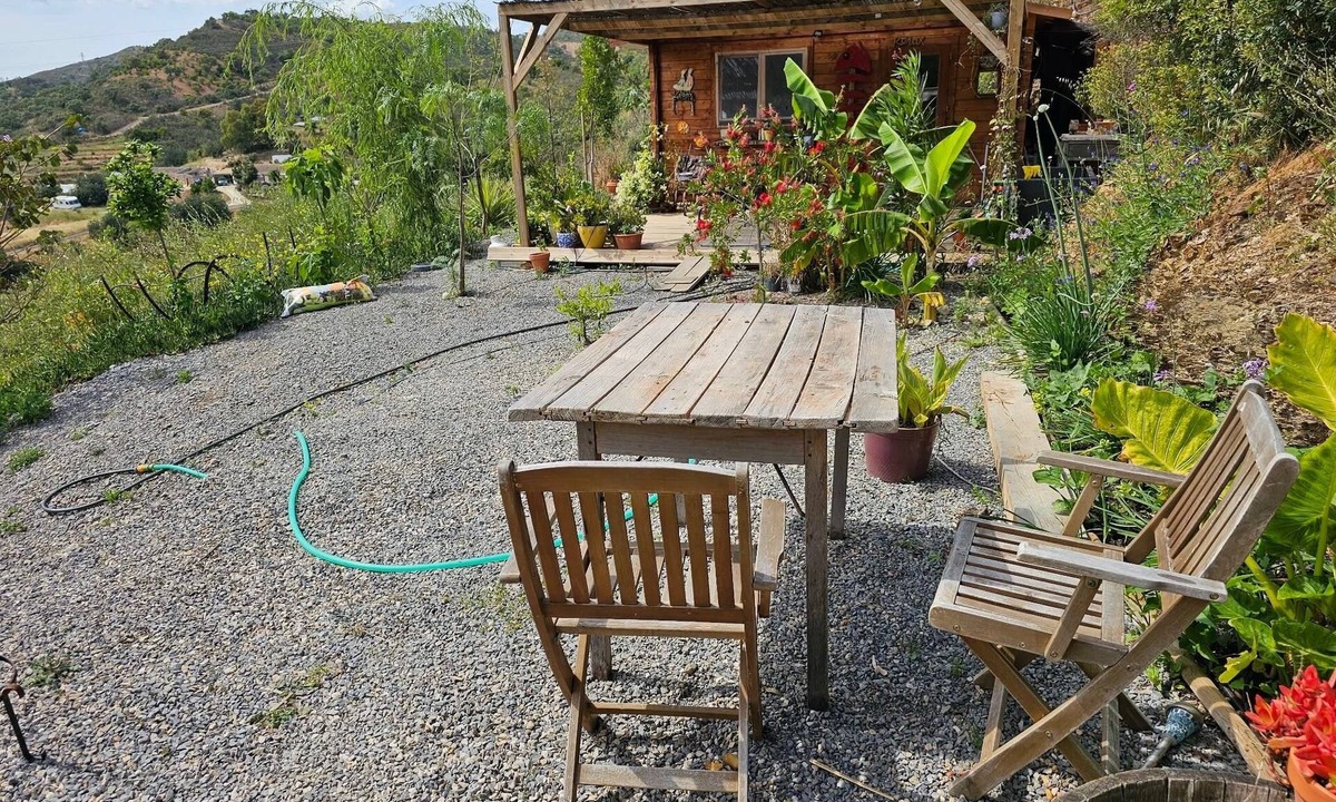 Fonte do Bispo Cabin | Cabin Sleeps 2 with Enclosed Garden