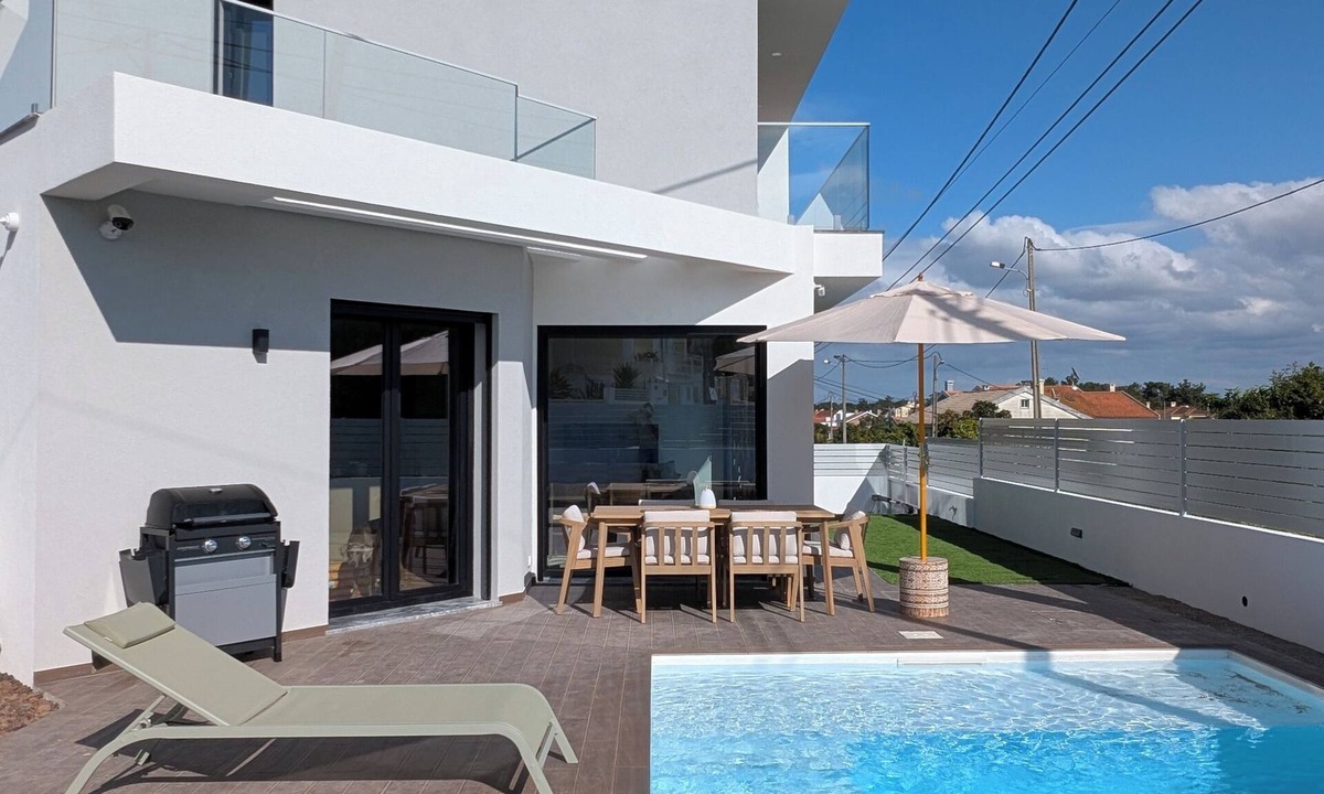 Charneca de Caparica e Sobreda Villa | Caparica Sun & Serenity, 3-bedroom villa w/AC and pool in Charneca da Caparica