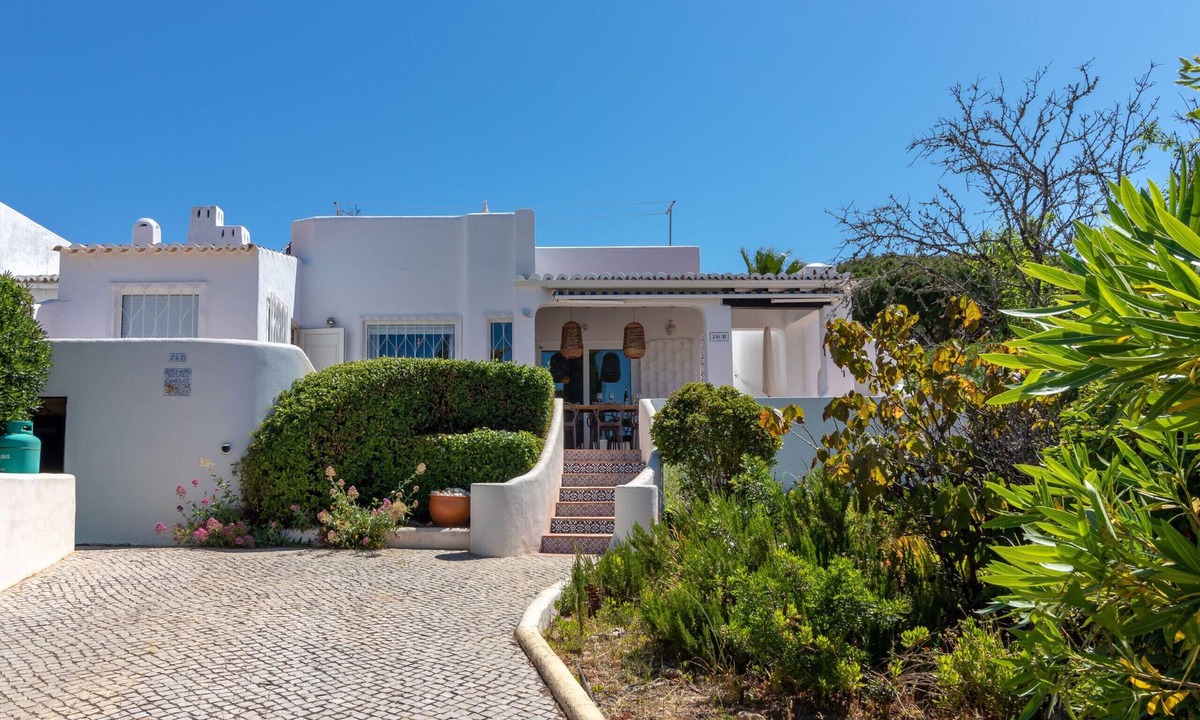 Mato Serrao Villa | Casa Amoreira - 2 bed villa on resort with swimming pools, a short walk from to beach, town & amenities