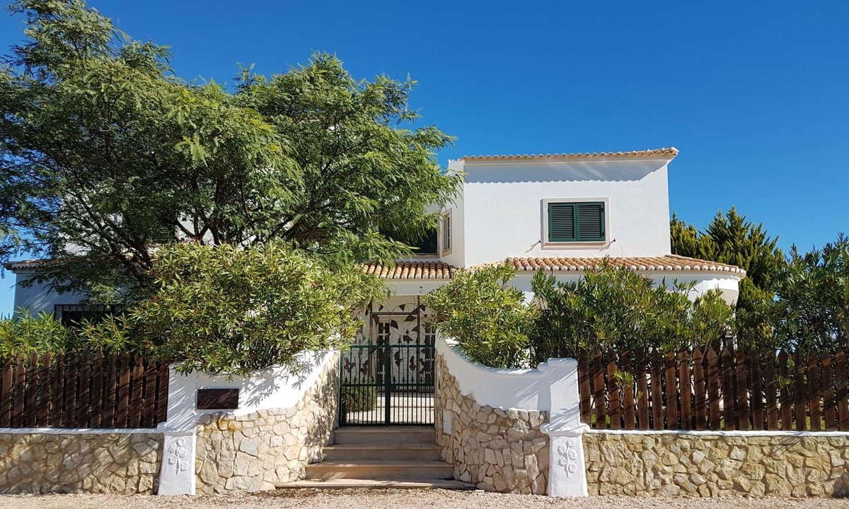 Porches House | Casa Camaleao with garden and pool