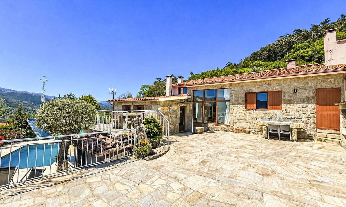Cova House | Casa da Lage by Interhome