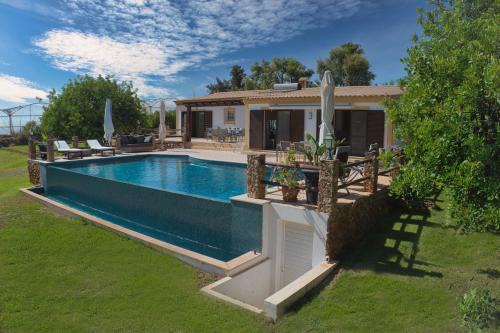 Loule Villa | Casa Tranquility with beautiful heated pool and Jacuzzi!