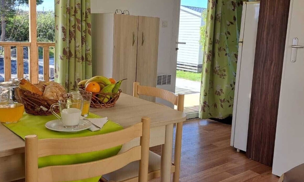 Burinhosa Ski Chalet | Chalet 'Bungalow T3 V - 15 Min From Nazaré' with Shared Pool, Private Terrace and Air Conditioning