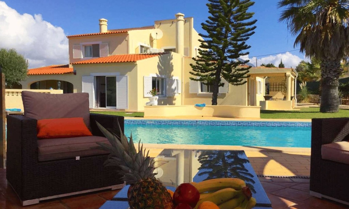 Carvoeiro Villa | Charming Carvoeiro Villa | Casa dos Ursos | 6 Bedrooms | Private Pool | Table.