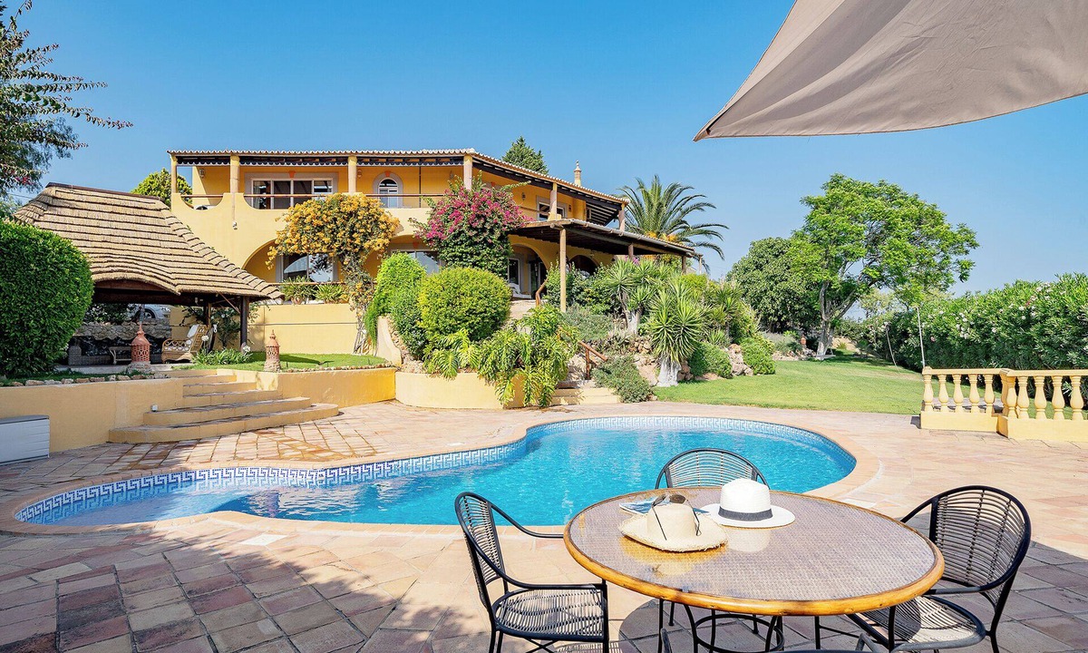 Vale Formoso Villa | Charming home with panoramic sea views, close to Aquashow, Airport & beaches