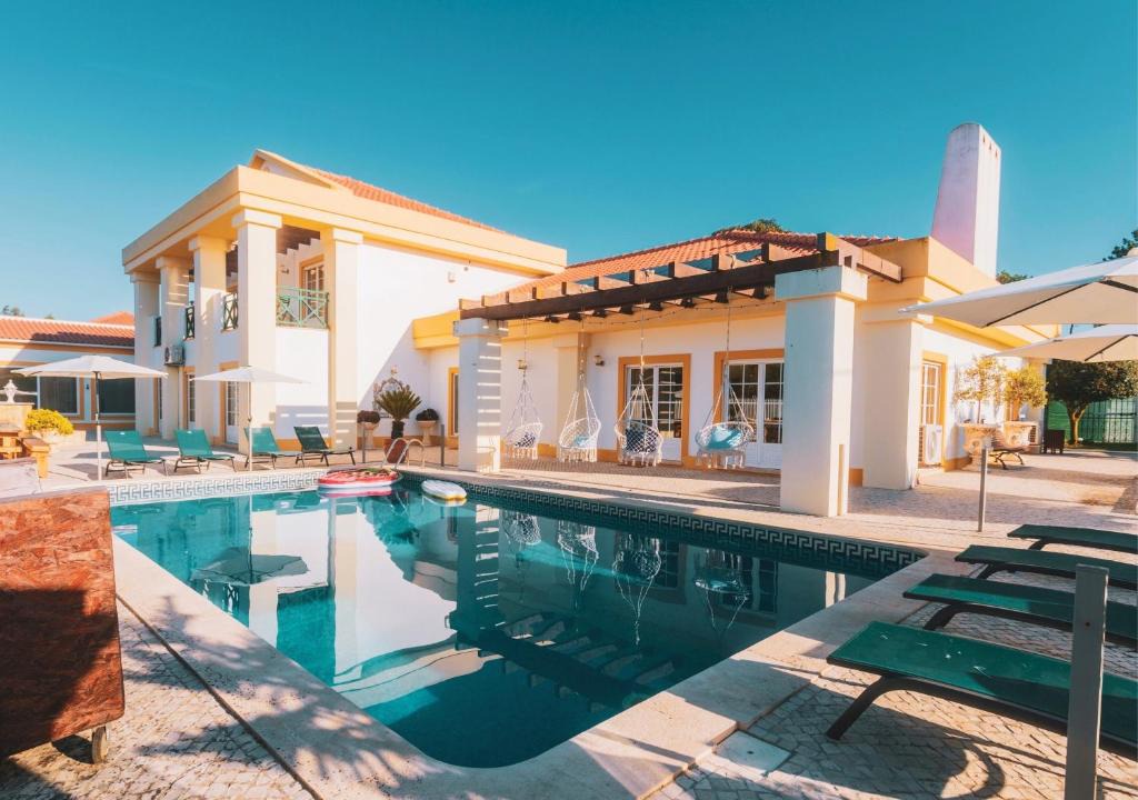 Praia de Santa Cruz Hostel | CLIFF Surf House
