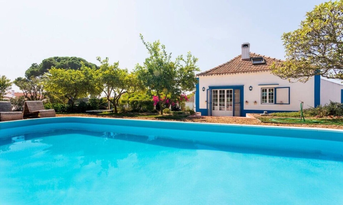 Cartaxo Cottage | Country Escape, Pool, BBQ, Pizza Oven & Games Barn