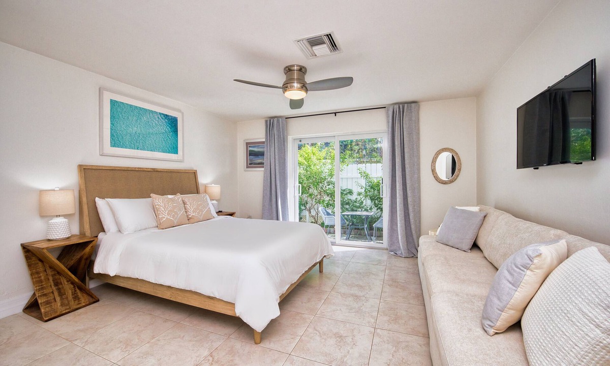 Seven Mile Beach Apartment | Cozy Studio Steps from the Beach