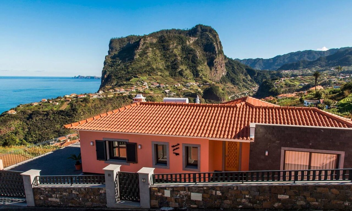 Faial House | Elegantes Haus in Santana mit Garten und Grill by Interhome