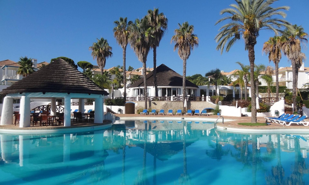 Almancil Apartment | Encosta do Lago 2 Bed Apartment with Private Garden, Large Palm Fringed Pool