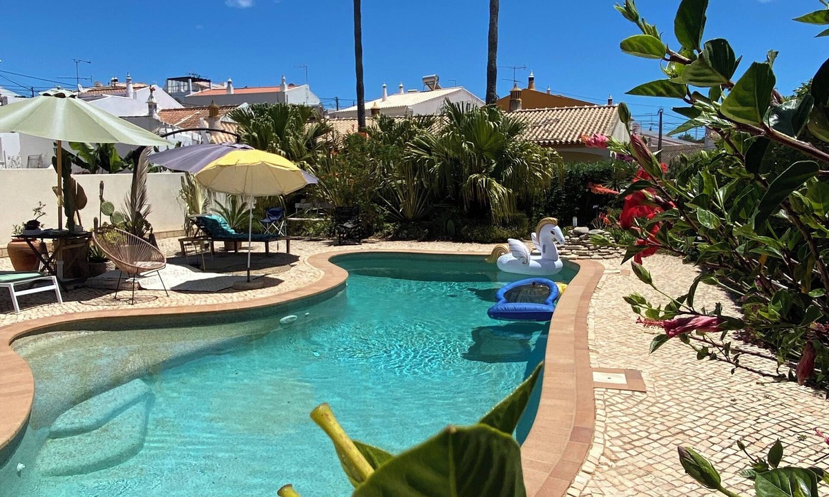 Espiche House | Escape the bustle: Spacious Rooms & Lush Garden