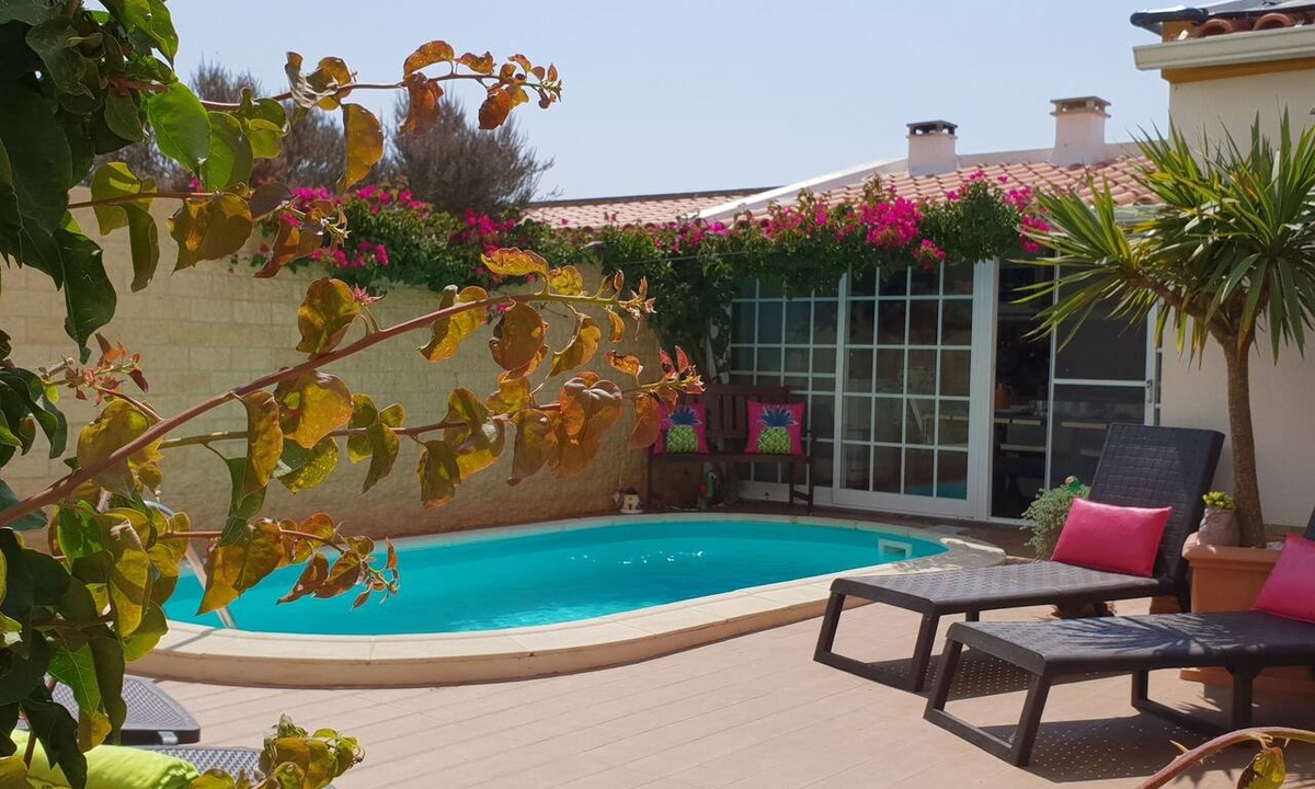Sao Bernardino Villa | Family house with pool by the beach