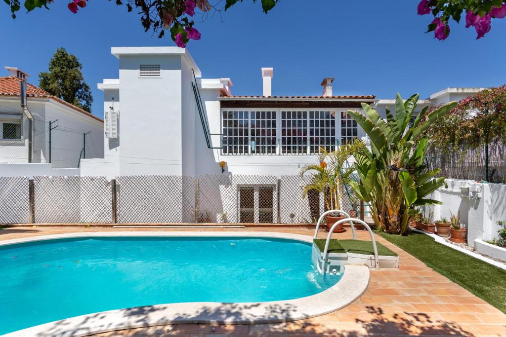 Casal da Ladeira Villa | Family Villa in Lisbon ,Heated Pool ,Elevator,Parking,6 Bedrooms,Sleeps 14