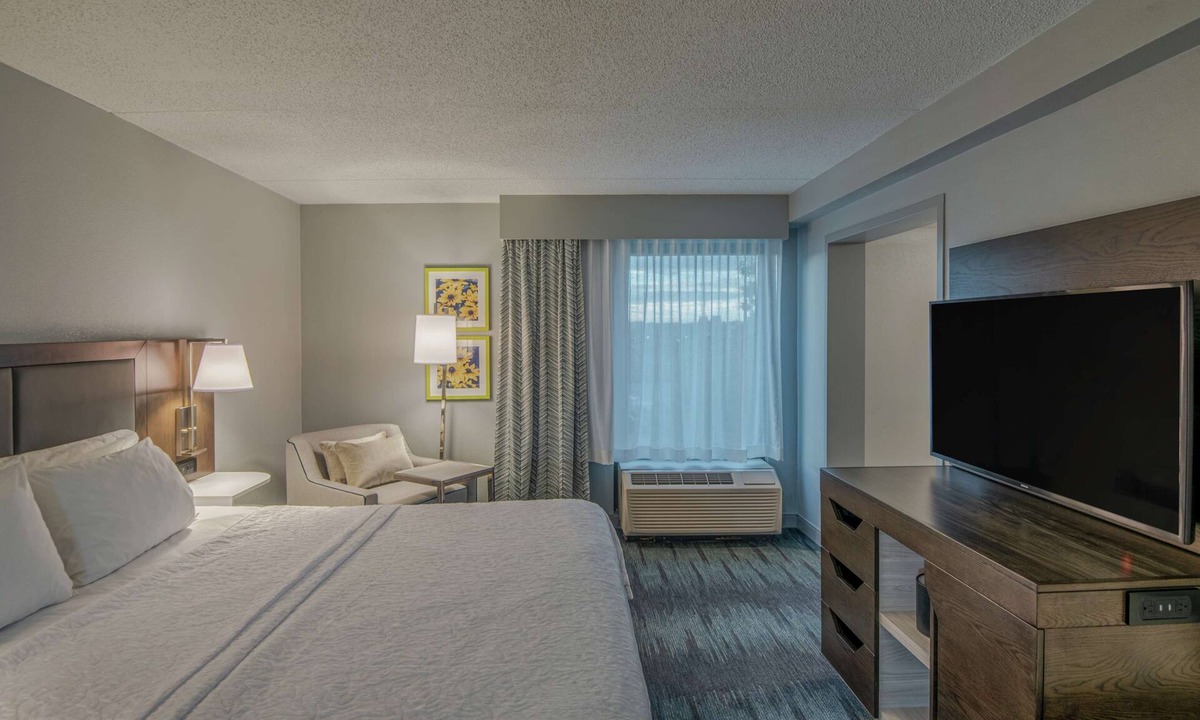 St. Charles Hotel | Hampton Inn Waldorf