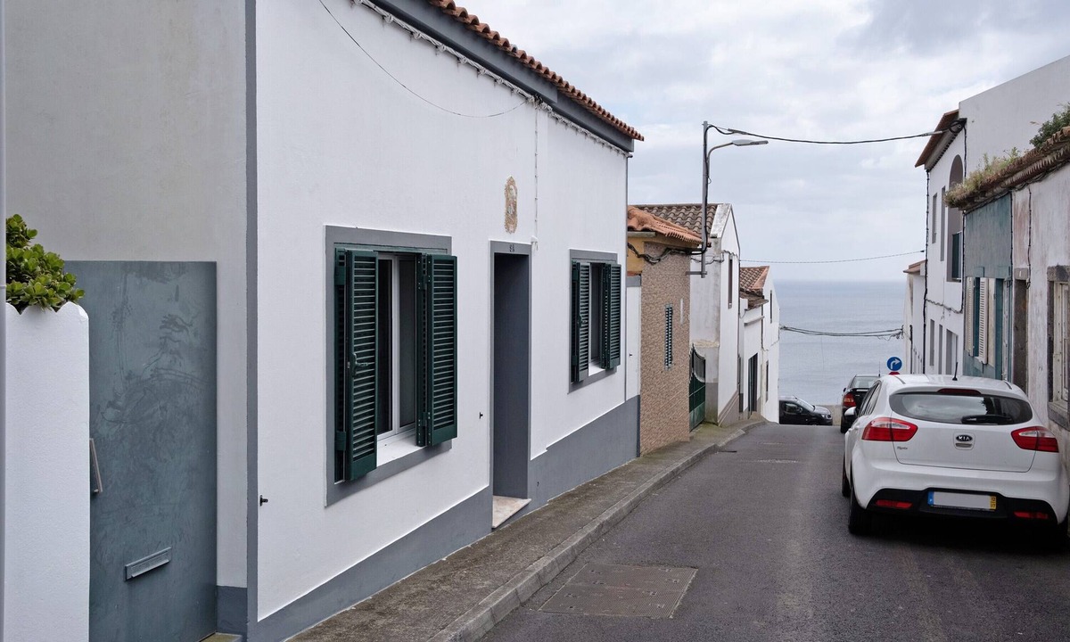 Relva House | Holiday Home 'Casa Dona Isaura' with Mountain View, Private Terrace and Wi-Fi