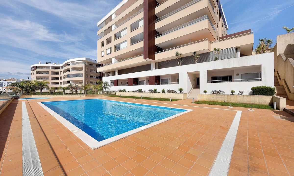Funchal House | Holiday Home 'Daniel's House' with Shared Pool, Wi-Fi and Air Conditioning