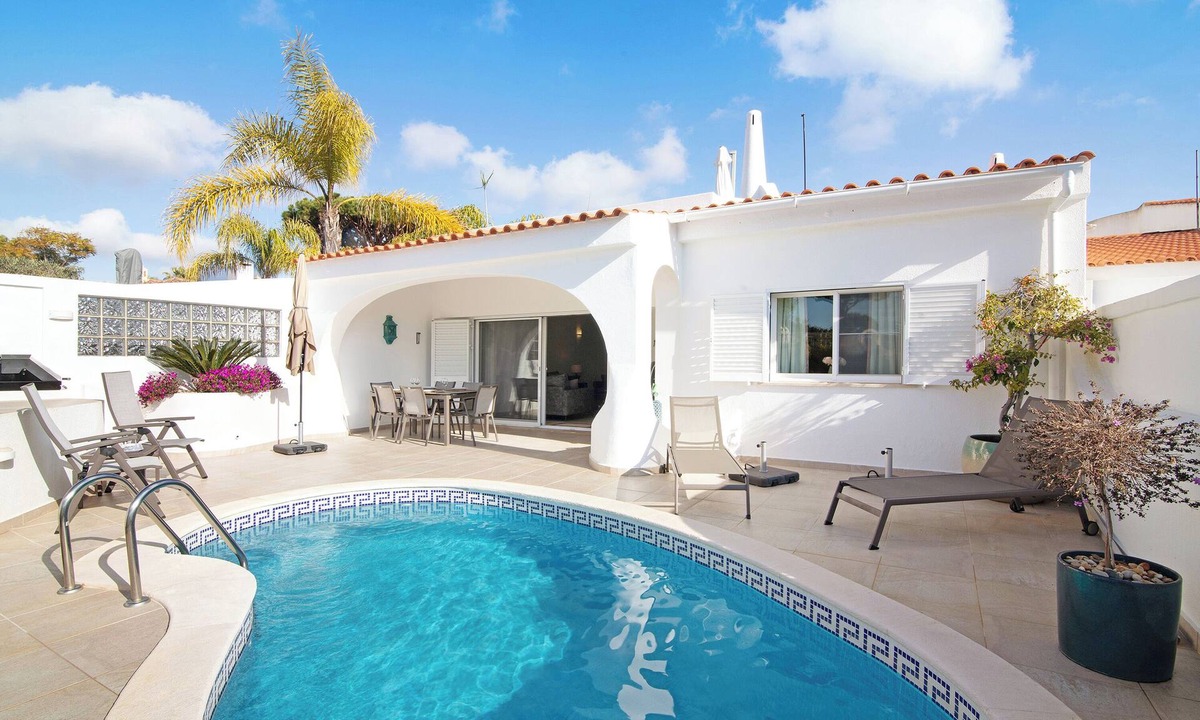 Vale do Lobo House | Holiday Home 'Nicola' with Private Pool, Wi-Fi and Air Conditioning