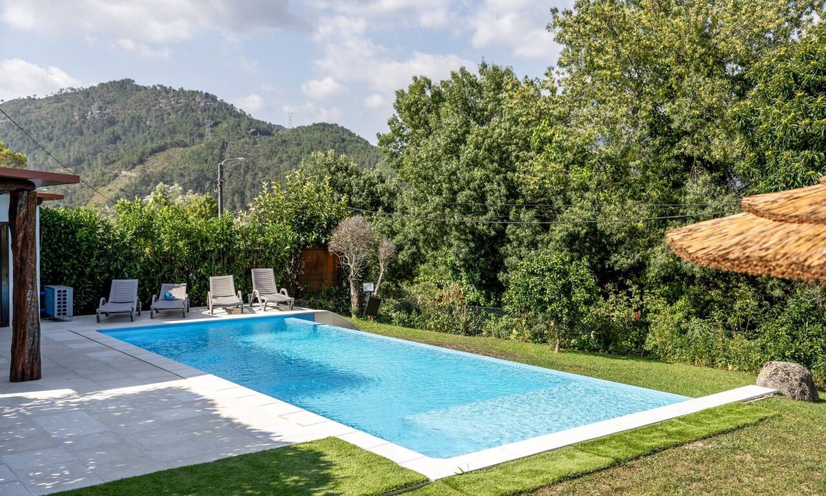 Rio Caldo House | Holiday Home 'Refúgio Da Nelinha' with Private Pool, Private Terrace and Wi-Fi