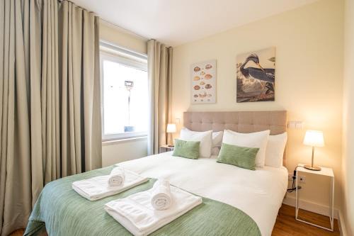 Paco De Arcos House | HomeySuite Bedroom 3 Seahouse