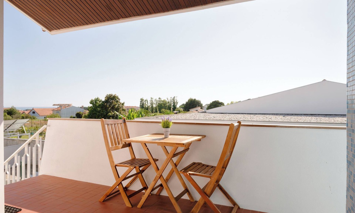 Canidelo Apartment | KING SIZE Bed with Air Conditioning near the BEACH and FREE Street Parking