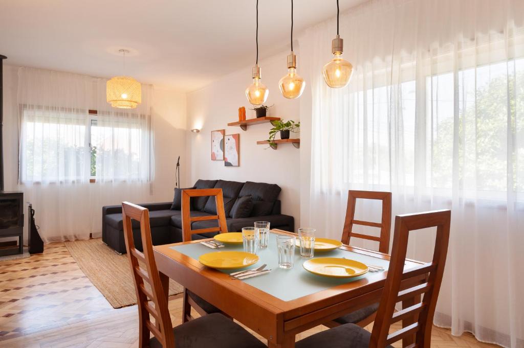 Canidelo Apartment | KING SIZE Bed with Air Conditioning near the BEACH & FREE Street Parking