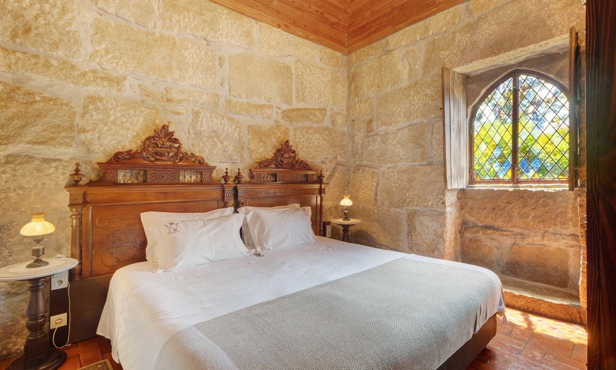 Mosteiro Apartment | King Suite at Castelo de Portugraal