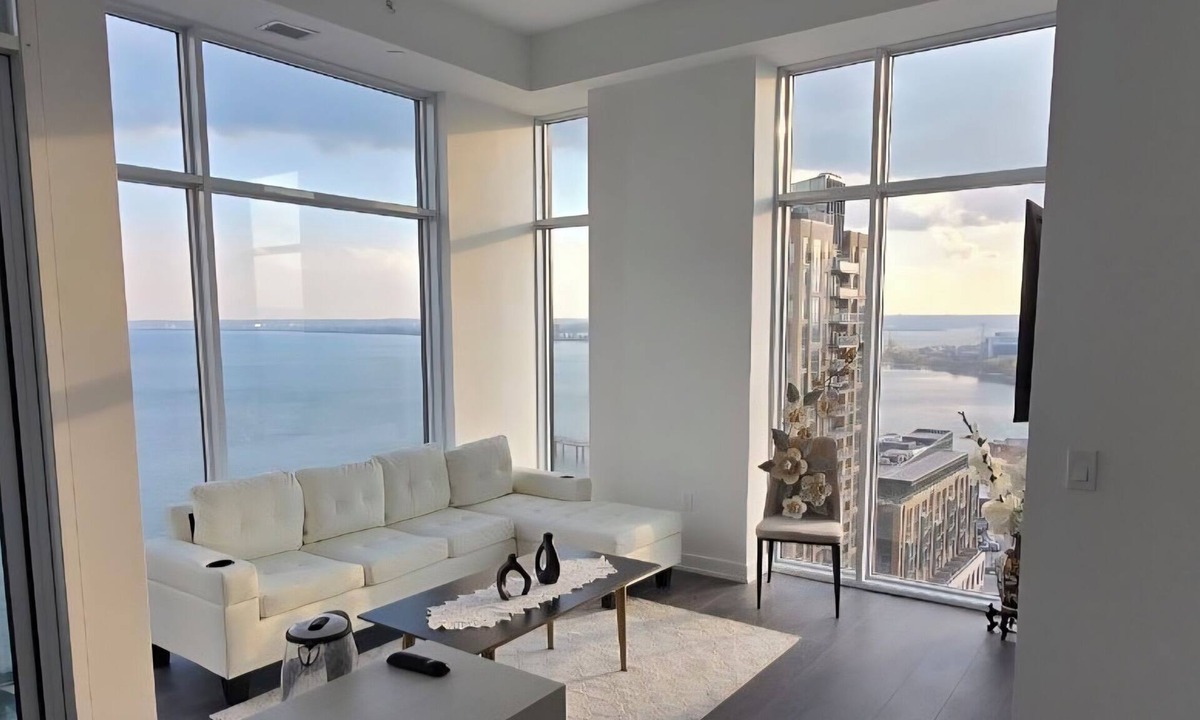 Burlington Apartment | Lakeview Corner Condo | Free Parking