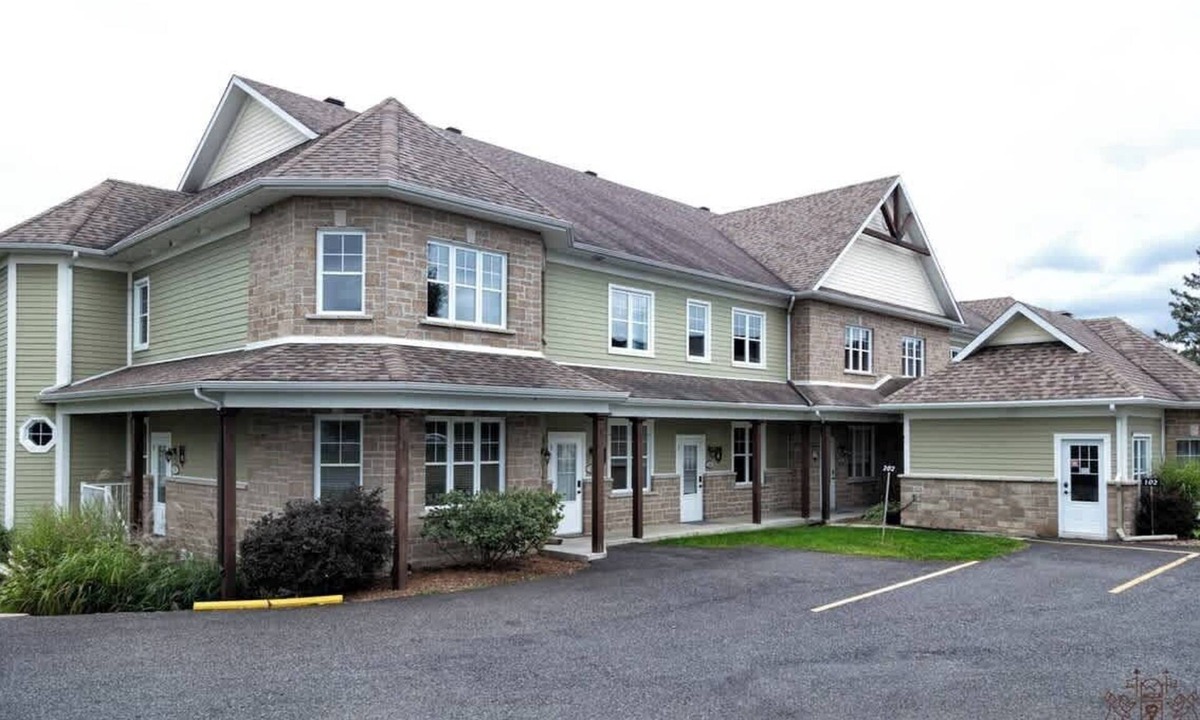 Bromont Condo | Le Champlain 101 Duplex avec Piscine by Alchalet