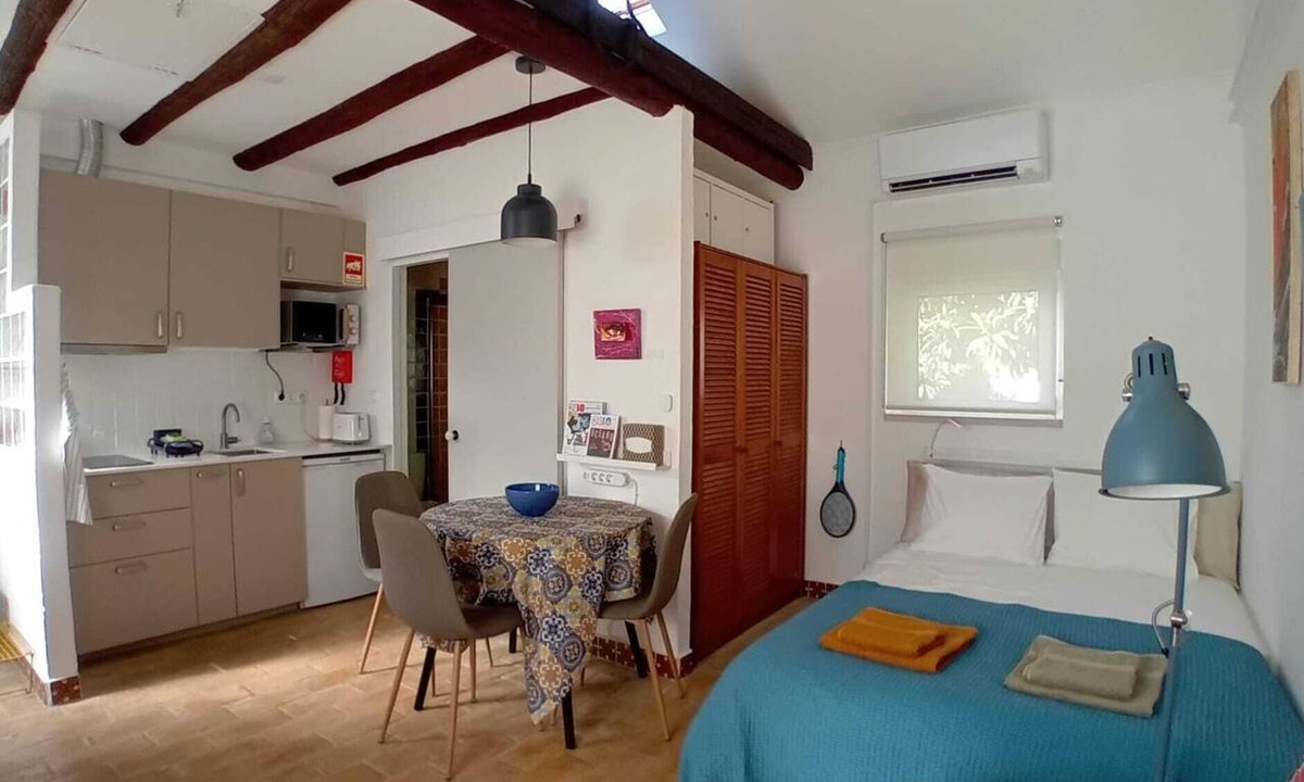 Barreiro Apartment | Little House Barreiro, wifi, a/c, 5 min to river front park, panoramic views!
