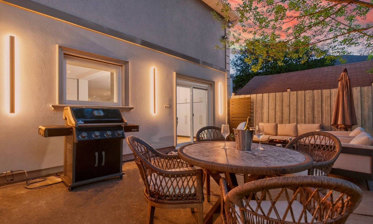 Etobicoke House | Luxury Executive Home Near Airport & Downtown
