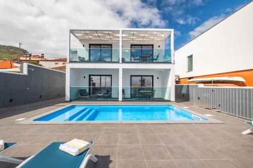 Canical Apartment | Luxury Seafront Escape II
