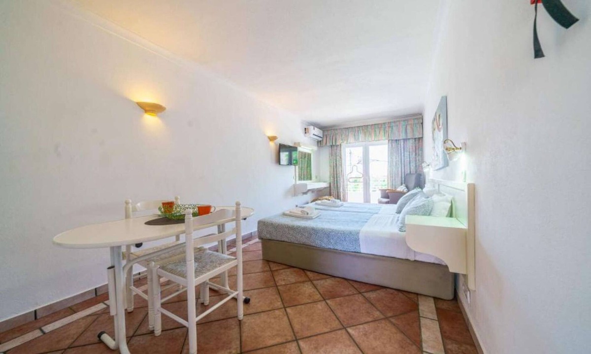 Patio Apartment | Modern Studio with Pool Minutes from the Beach in Albufeira