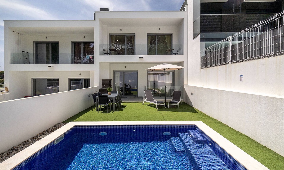 Charneca de Caparica e Sobreda House | Modern Villa with pool and garage by Soulplaces