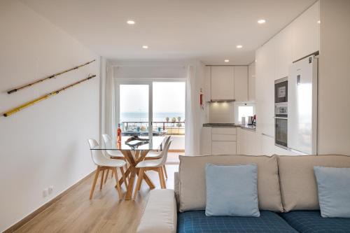 Carcavelos Apartment | Ocean View Balcony Carcavelos Beach 2-min Walk, AC