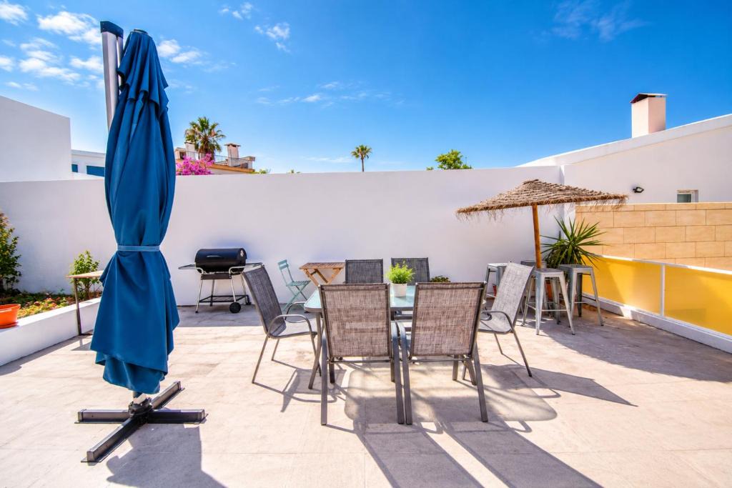 Oeiras House | Oeiras Beach House - 5BR - Sleeps 10 Near Lisbon & Cascais