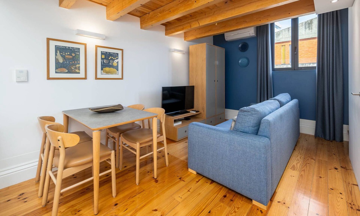 Paranhos Apartment | Oporto Tiles Mezzanine by Hopstays | Marquês