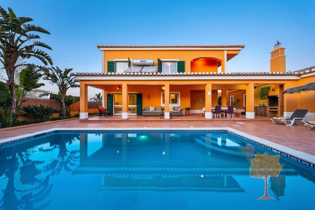 Montes de Alvor Villa | "Orange Tree Villa in Alvor - South - facing Family Villa with Private Poll"