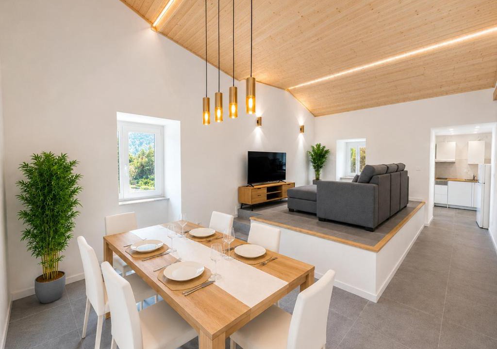 Sarge House | PineHills Retreat - AC - Near Lisbon and Santa Cruz