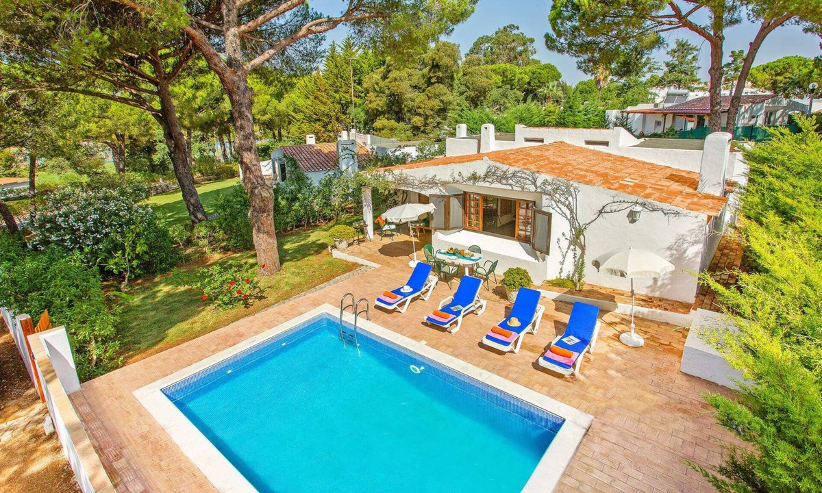 Branqueira Villa | Private pool villa close to the beach, perfect for couples and families