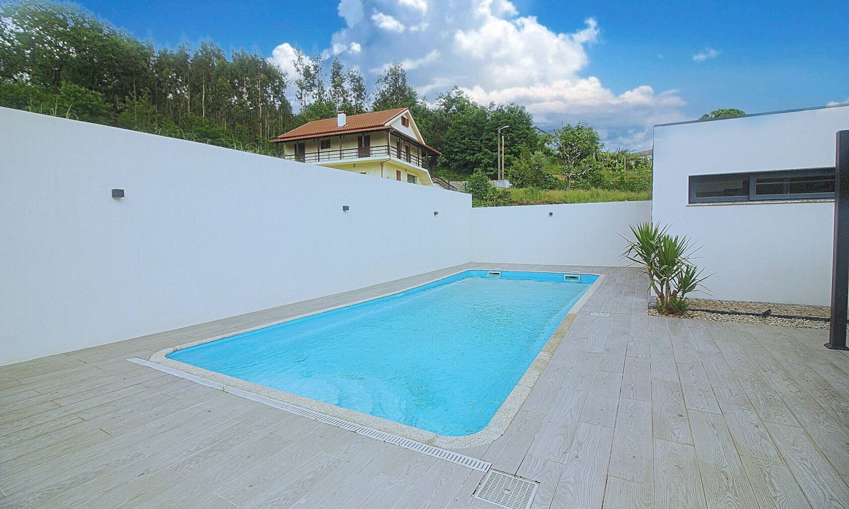 Vieira do Minho Villa | Private villa with a swimming pool for 8 people